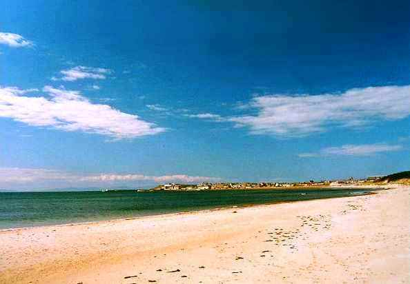 ' 7 miles of golden sands '[link to fishing and boat trips from Burghead]